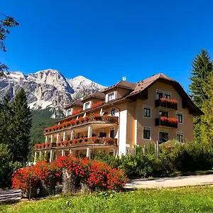 https://boutique-hotel-villa-blu-cortina.hotelinveneto.com